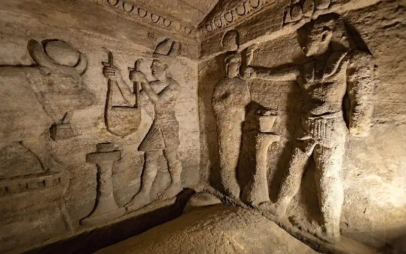 Antiguos relieves y esculturas talladas en piedra en las Catacumbas de Kom El Shoqafa
