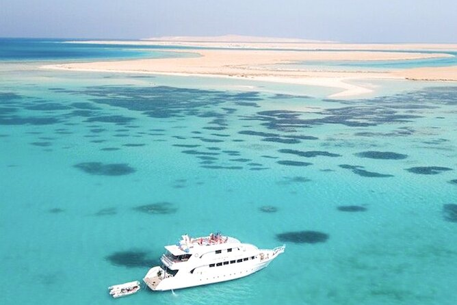 Vista aérea de un yate navegando sobre las aguas turquesas del Mar Rojo en Egipto