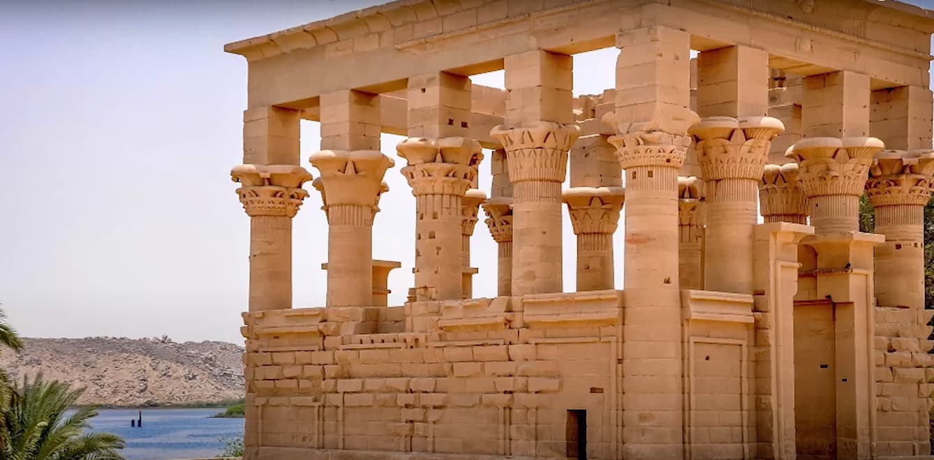 Columnas y fachadas del Templo de Philae, uno de los monumentos más famosos de Asuán.