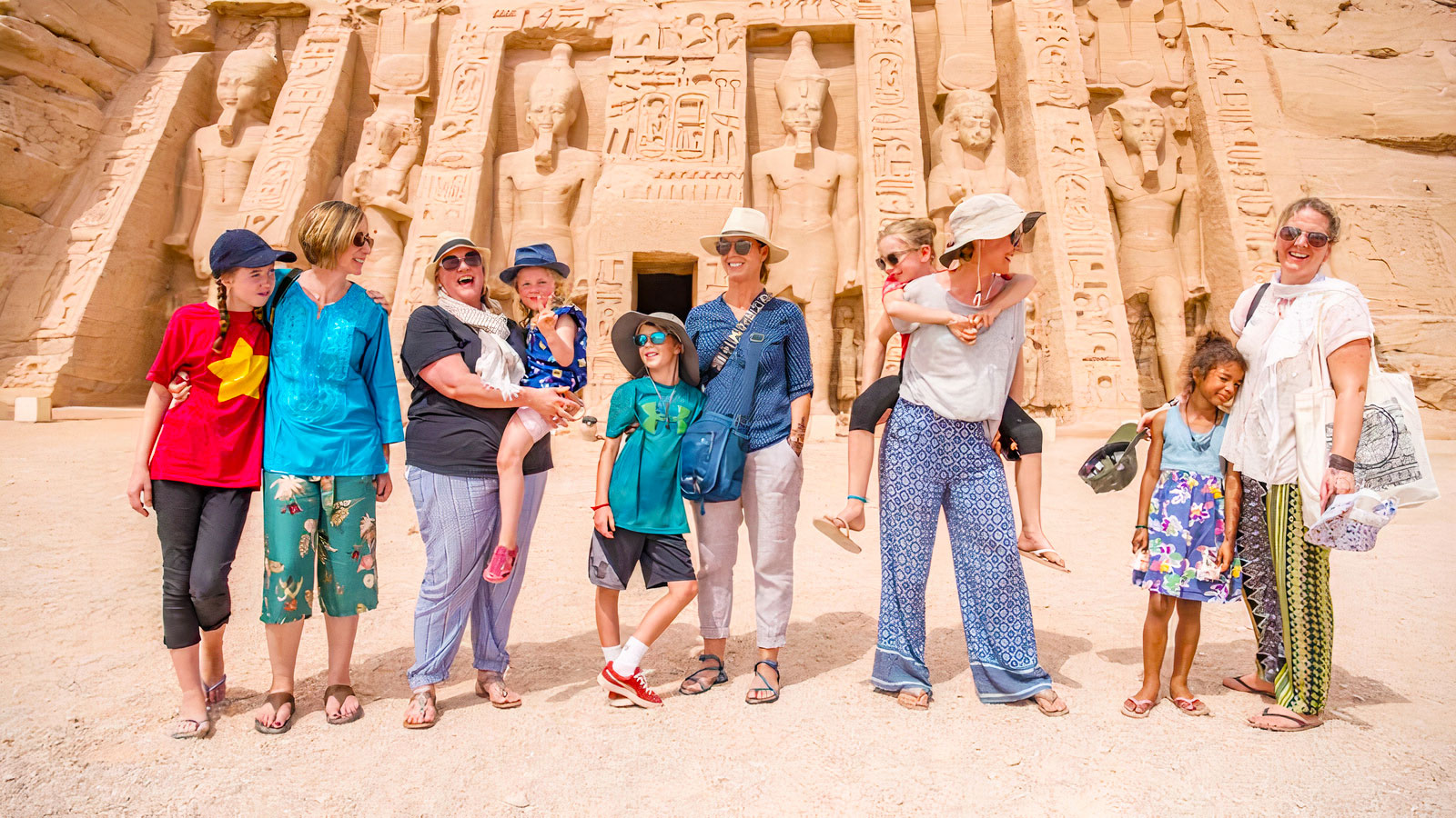 Grupo de turistas durante una visita guiada a los Templos de Abu Simbel en Egipto