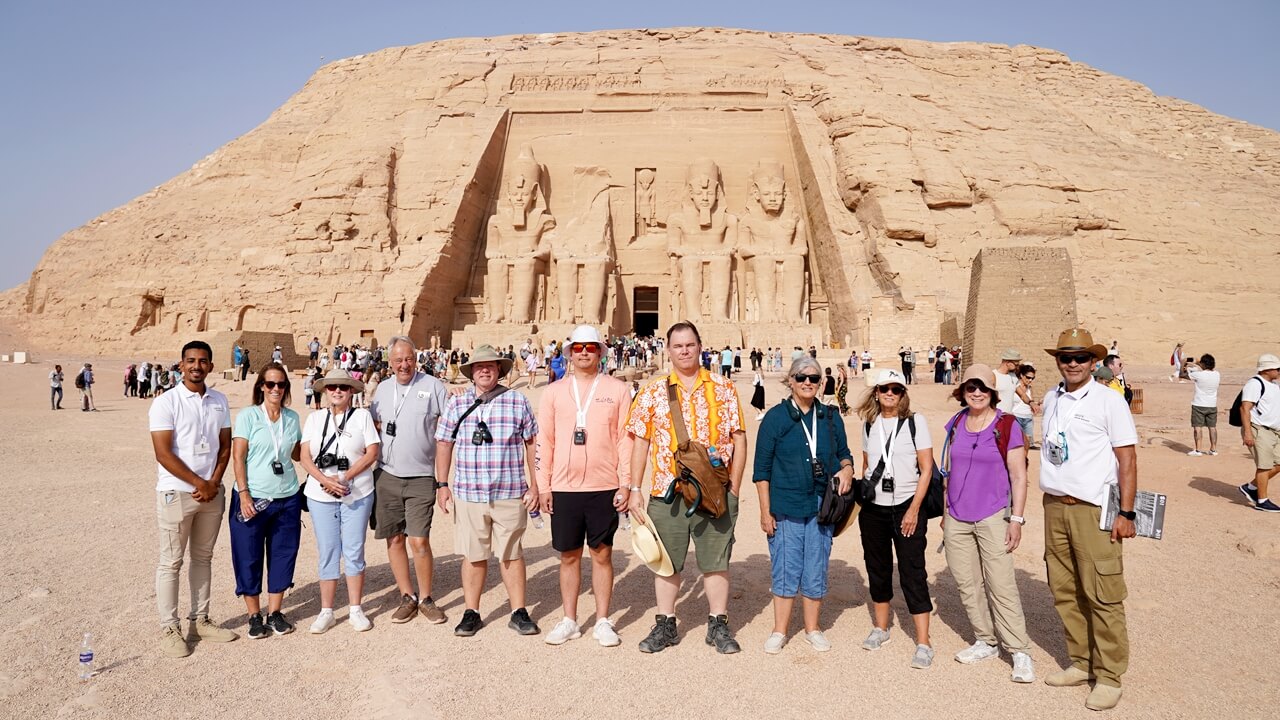 Visitantes frente al Gran Templo de Ramsés II en Abu Simbel