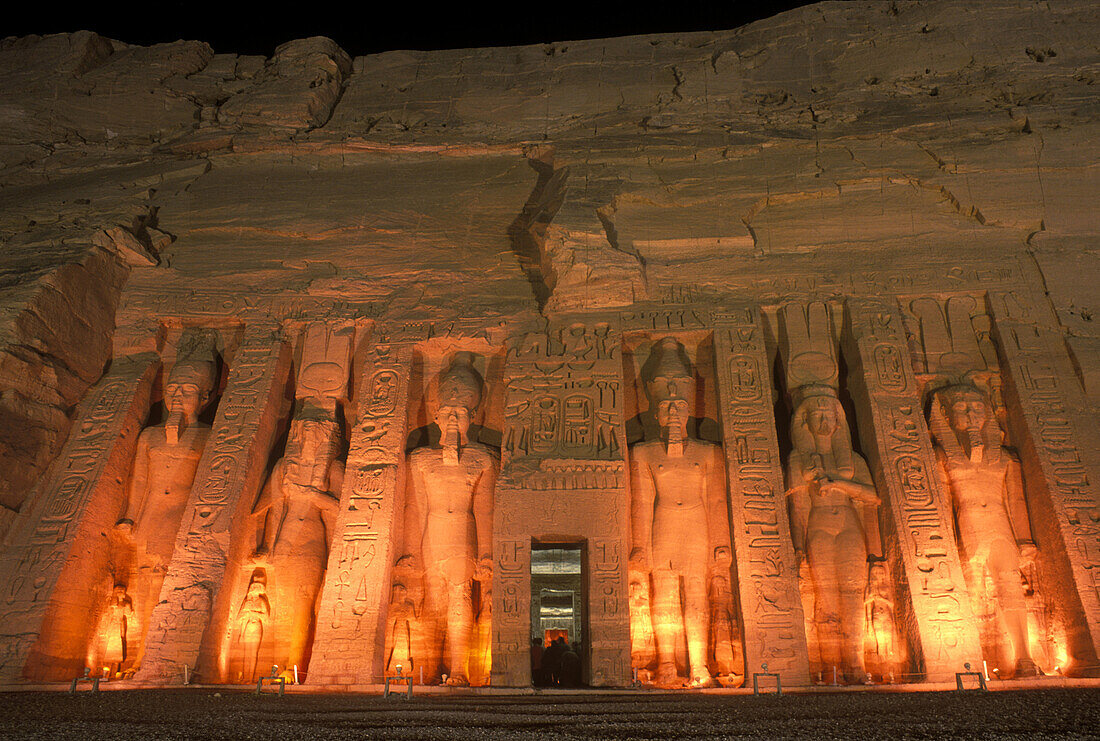 Vista nocturna del Templo de Abu Simbel iluminado en Asuán, Egipto
