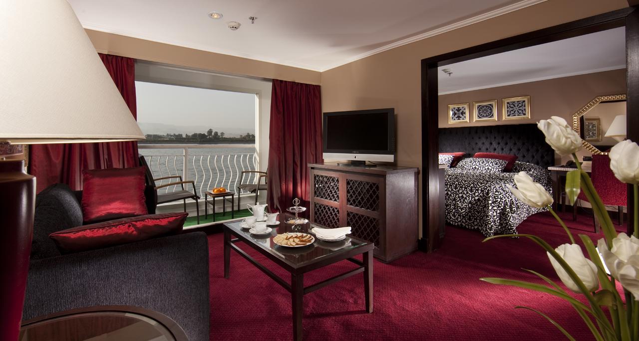 Sala de estar elegante en un crucero por el Nilo.
