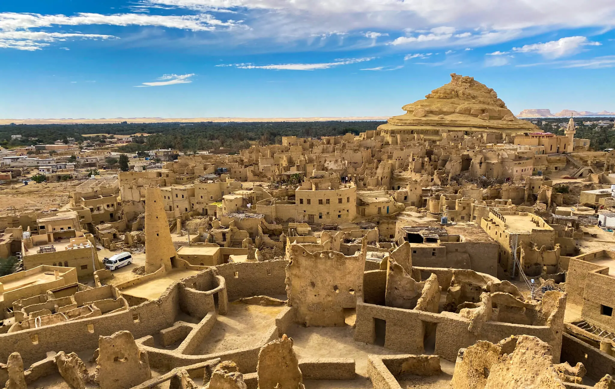Vista panorámica del Oasis de Siwa con sus casas tradicionales y paisaje desértico