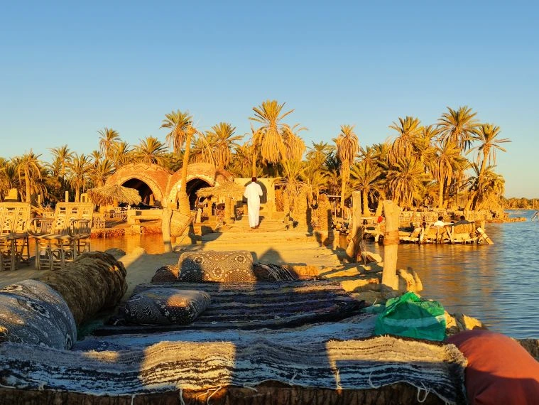 Restaurante y zona de descanso en Fantasy Island sobre el lago de Siwa.
