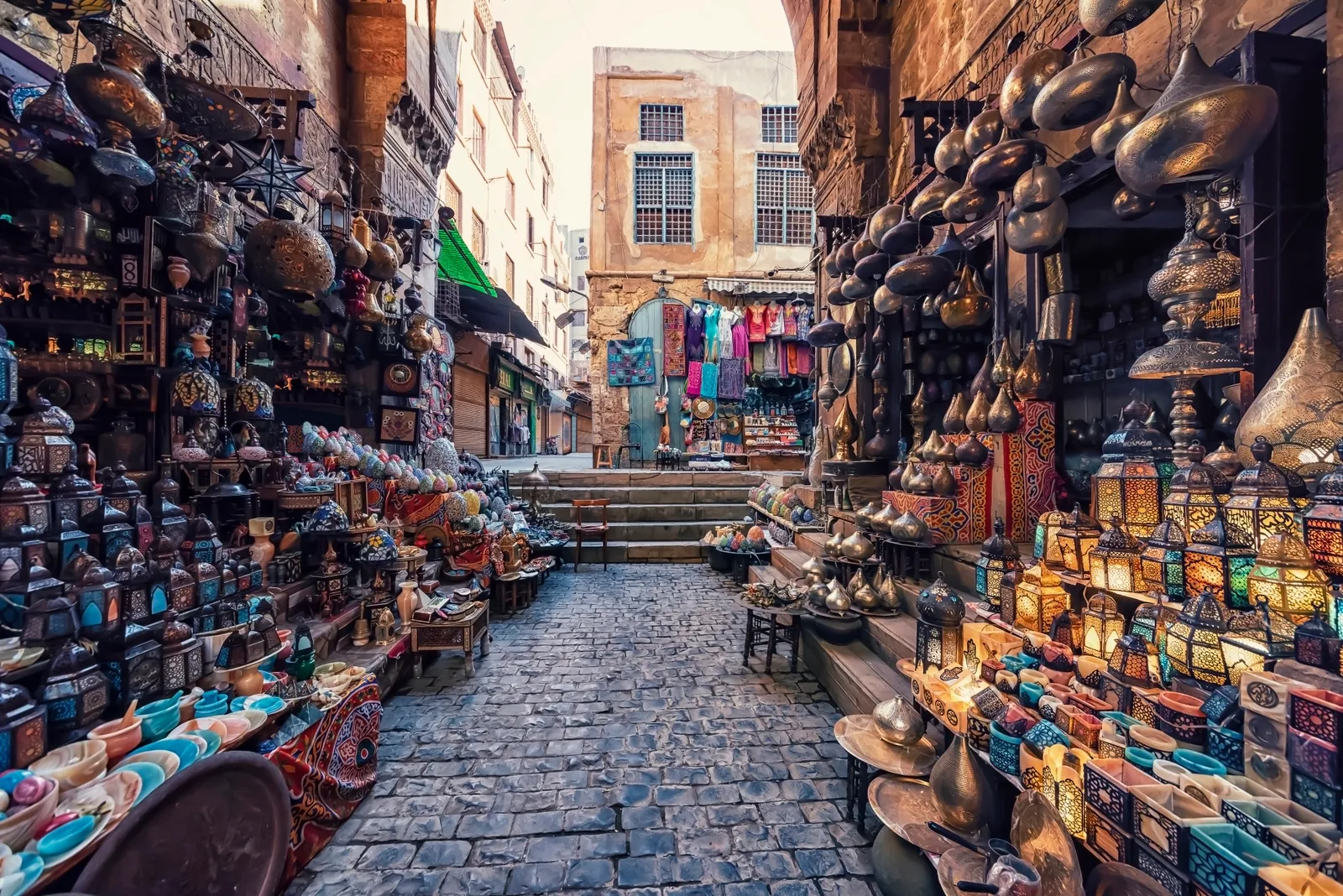 Calle tradicional del bazar Khan El Khalili en El Cairo.