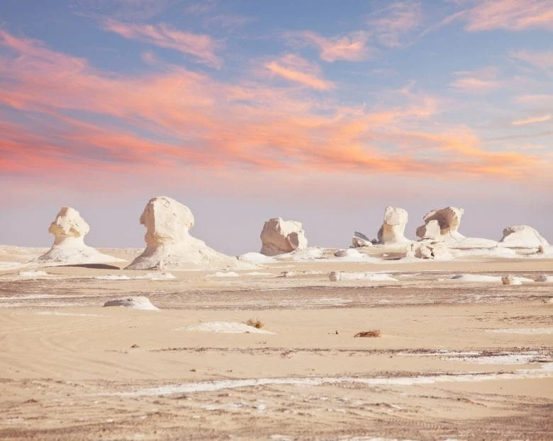 Paisaje del Desierto Blanco al atardecer con espectaculares formaciones rocosas y arena blanca