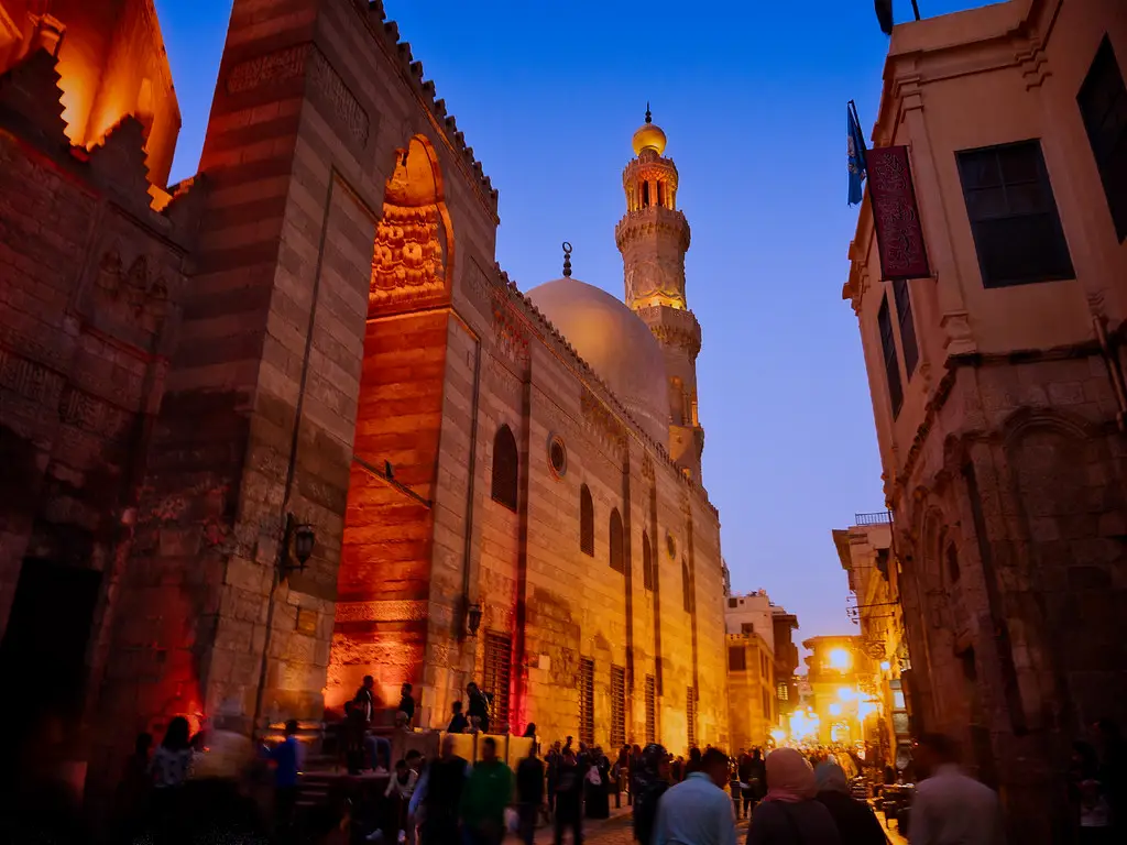 Calle histórica Al-Muizz con arquitectura islámica en El Cairo.