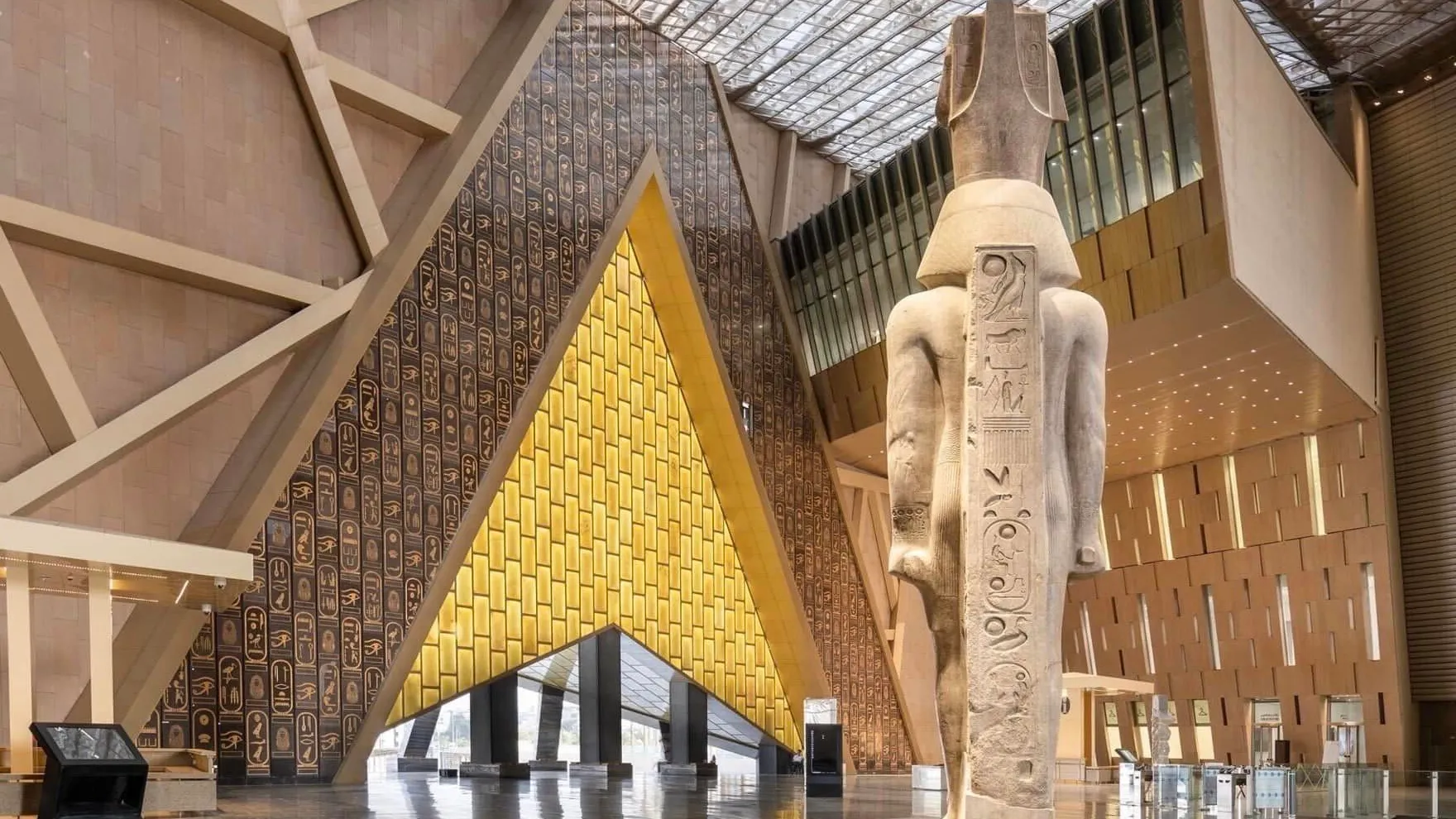 Estatua faraónica en el interior del Gran Museo Egipcio.