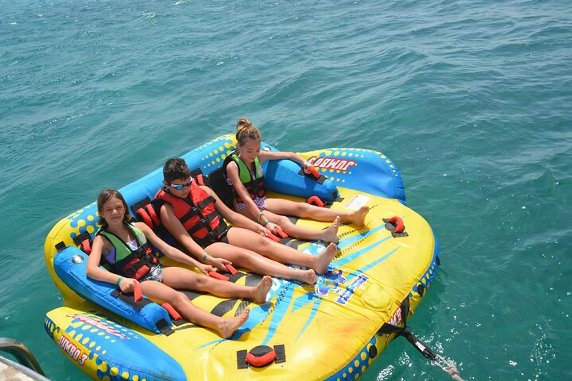 Turistas descansando sobre una plataforma flotante en las aguas cristalinas de Mahmya