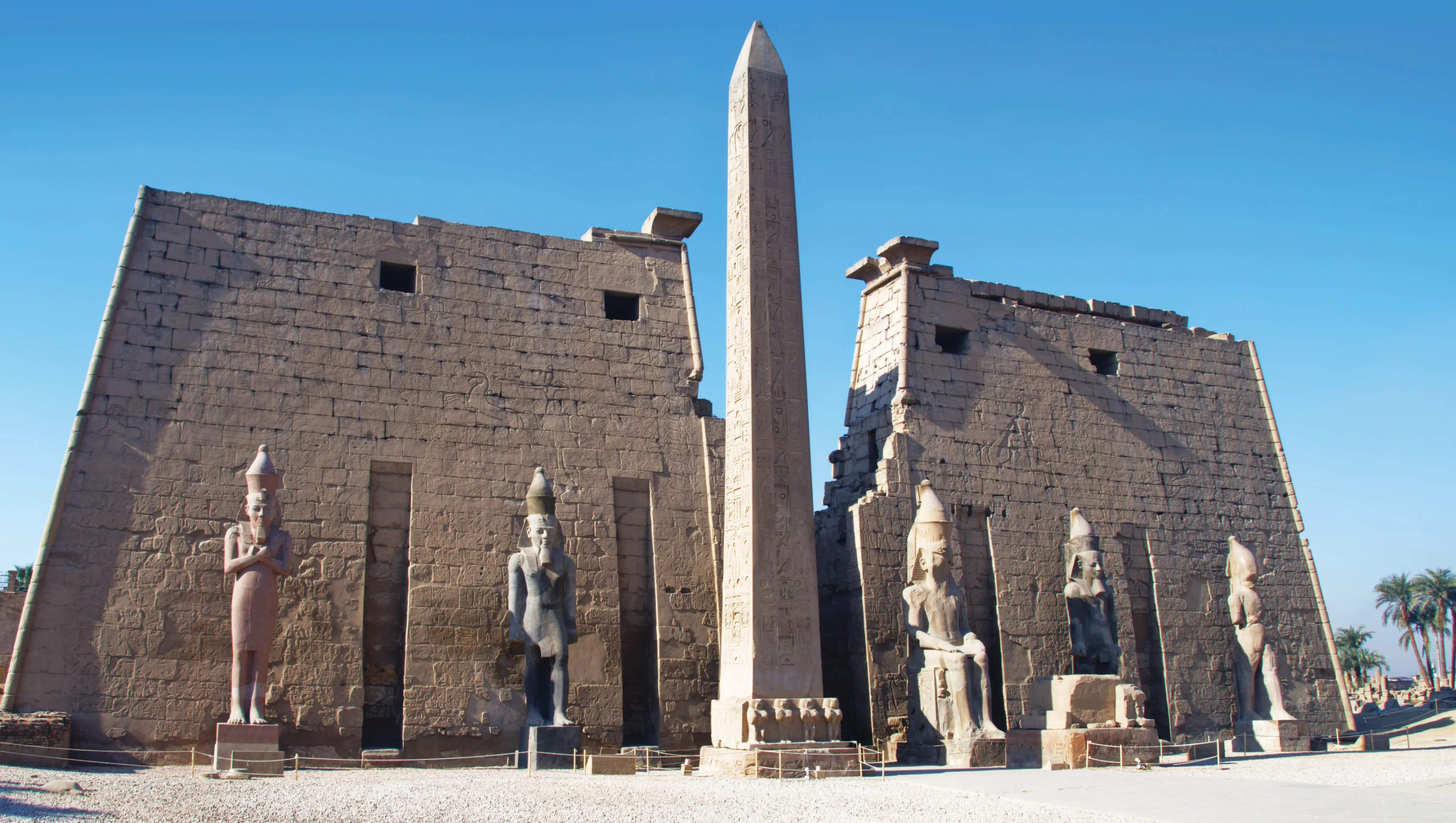 Obelisco y ruinas del Templo de Karnak bajo un cielo despejado