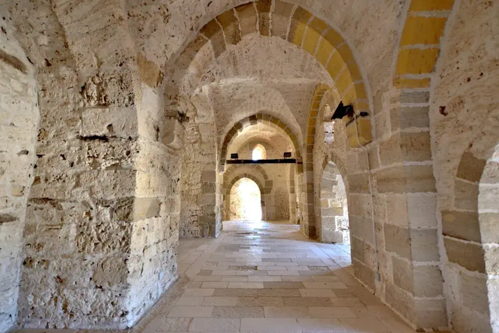 Steinbögen und Gewölbedecken im Inneren der Zitadelle von Qaitbay