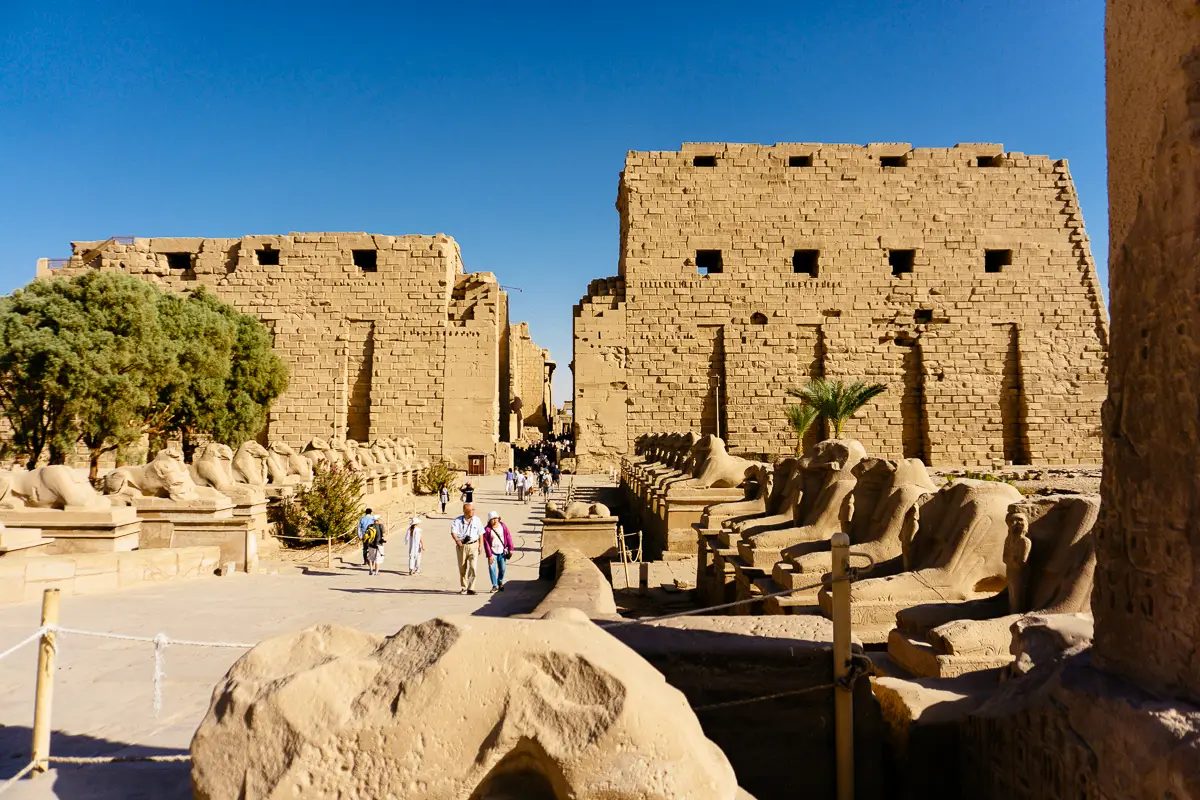 Besucher zwischen Steinpylonen und Sphinxen am Eingang des Karnak-Tempels