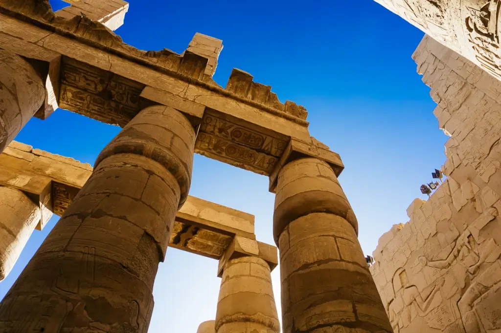 Hieroglyphenverzierte Steinsäulen der Hypostylhalle im Karnak-Tempel