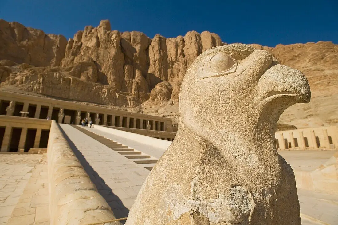 Steinfalke neben der Aufgangstreppe zum Hatschepsut-Tempel in Deir el-Bahari