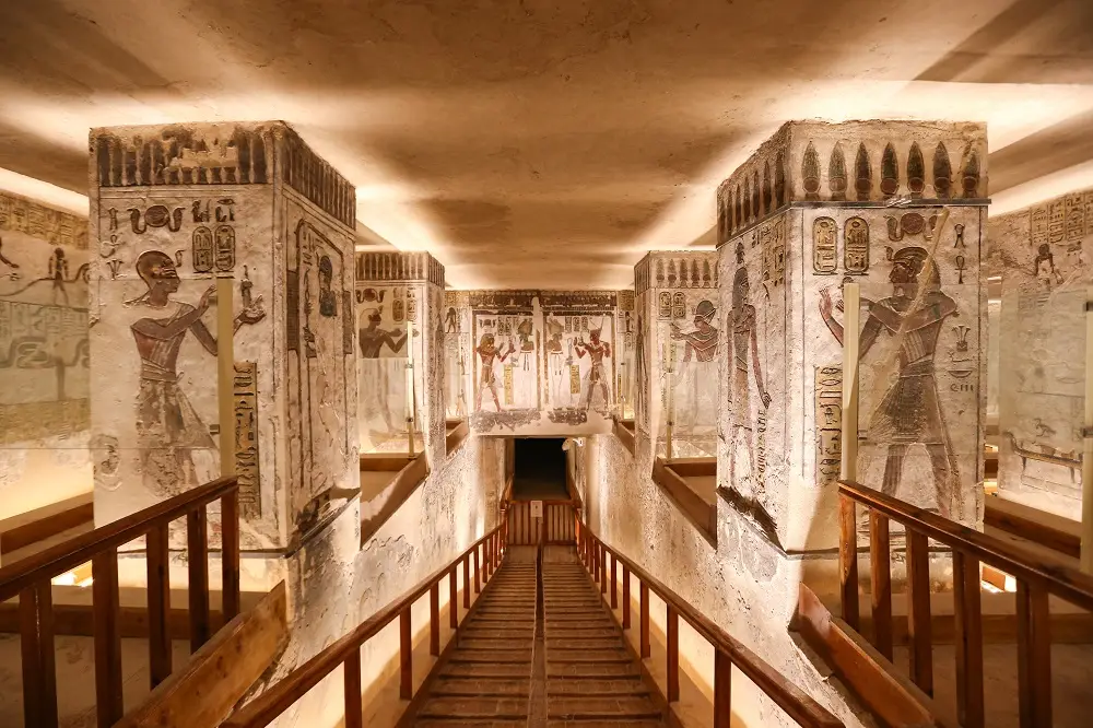 Bemalte Reliefs und Säulen im Grab von Ramses VI. im Tal der Könige