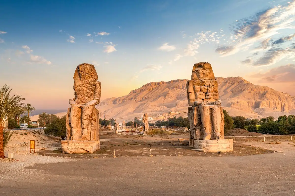 Zwei Sitzstatuen Amenophis' III. am Westufer von Luxor