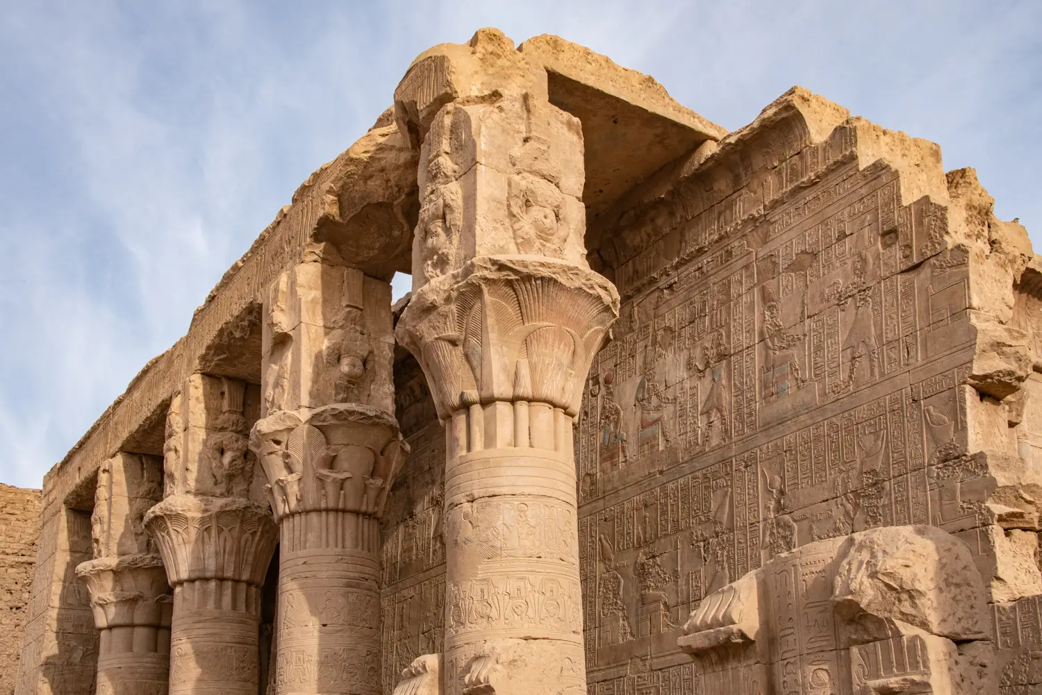 Hieroglyphen und Reliefs an den Säulen des Edfu-Tempels