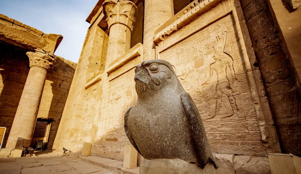 Steinstatue des falkenköpfigen Gottes Horus vor dem Edfu-Tempel