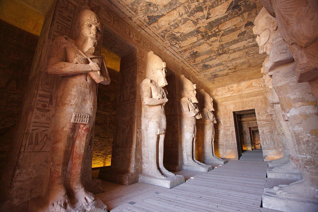 Osiris-Statuen und Hieroglyphen in der Säulenhalle des Großen Tempels von Abu Simbel