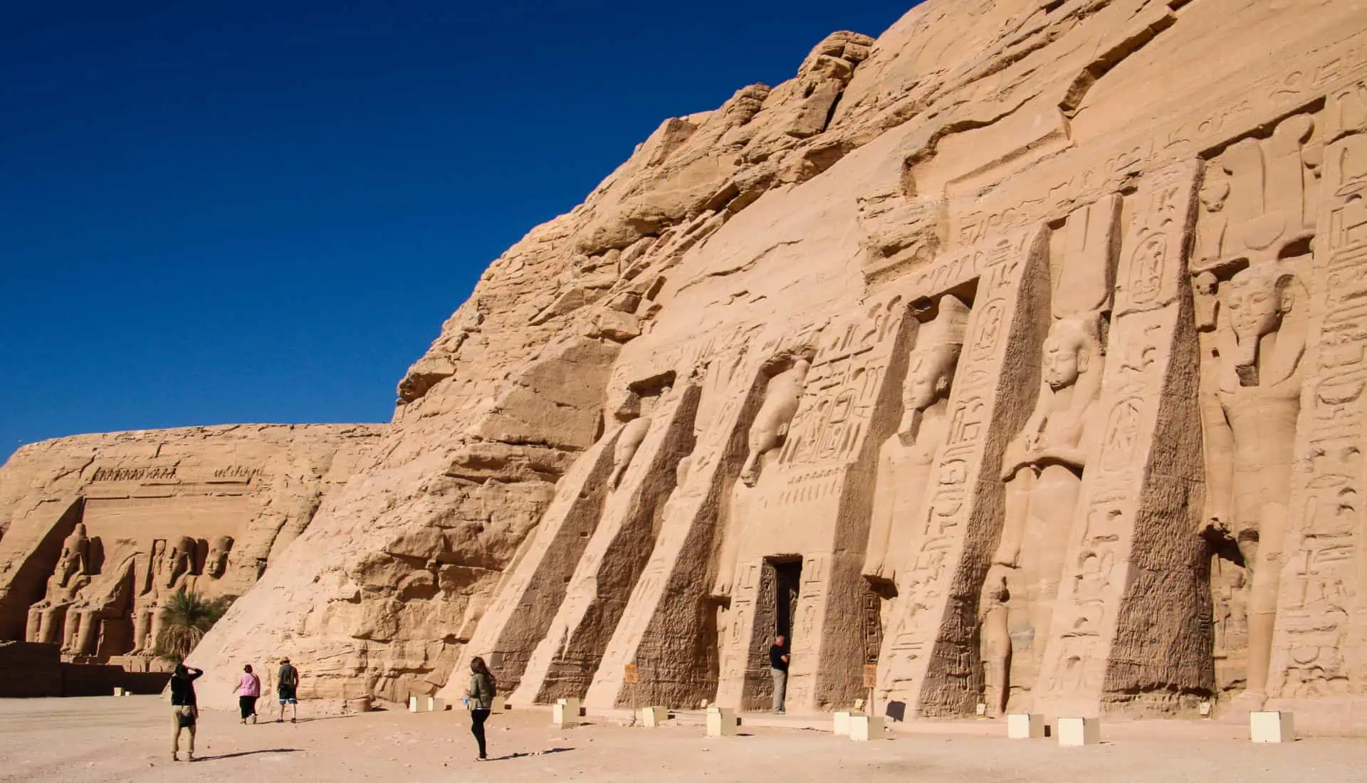 Die beiden Felsentempel von Ramses II und Nefertari unter blauem Himmel in Abu Simbel