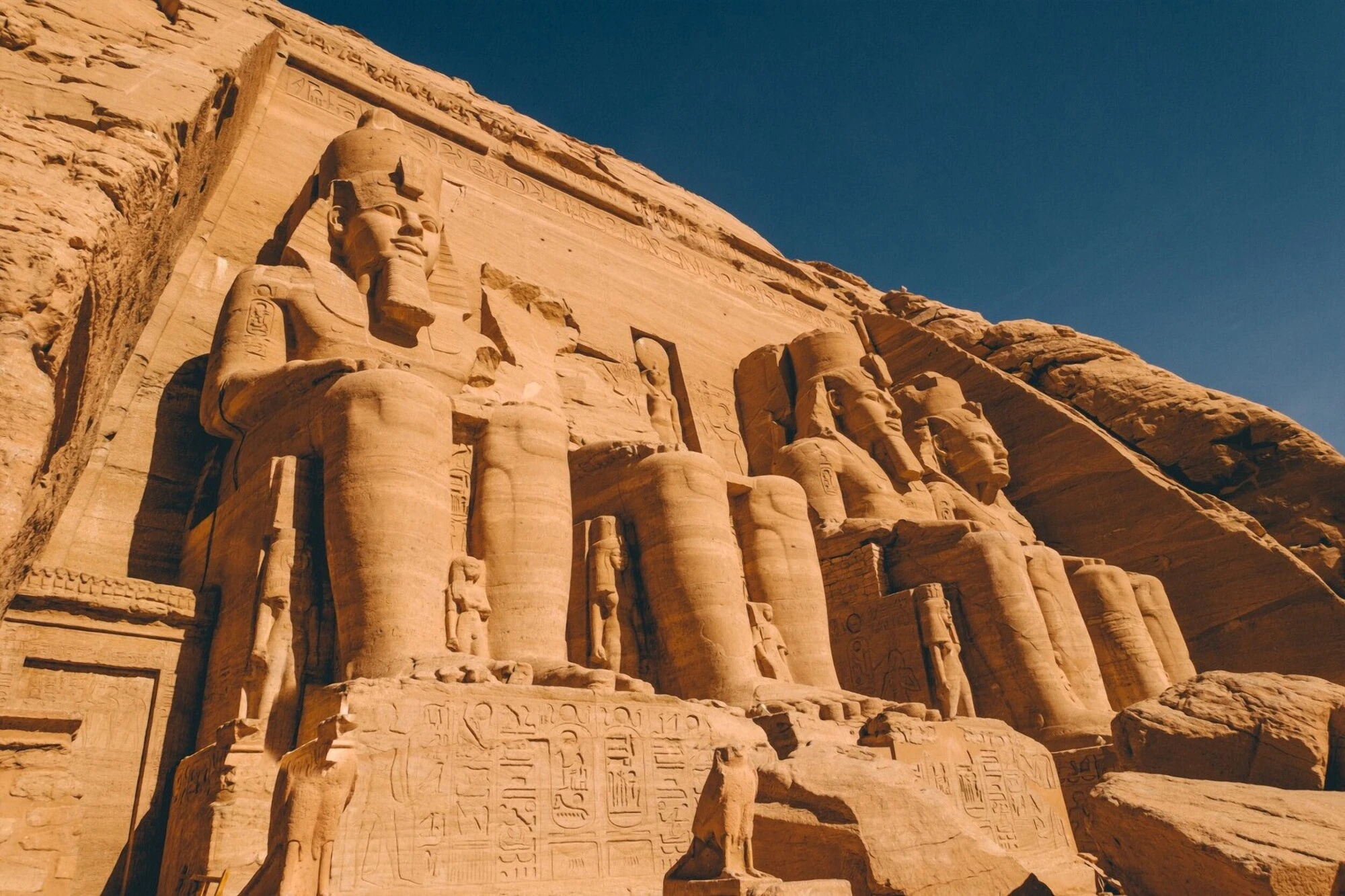 Die vier sitzenden Kolossalstatuen von Ramses II vor dem Felsentempel in Abu Simbel