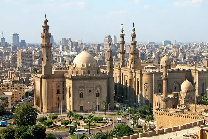 Minarett der Sultan-Hassan-Moschee in Kairo