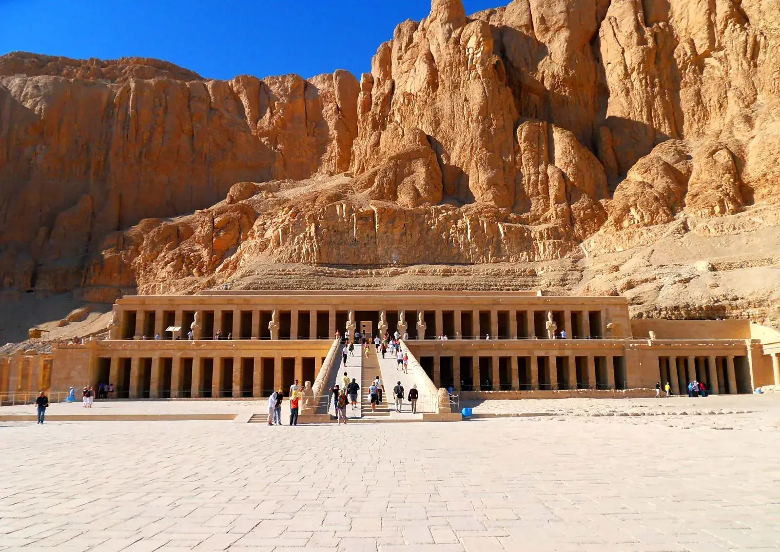 Totentempel der Hatschepsut, in die Felsen von Deir el-Bahari gehauen