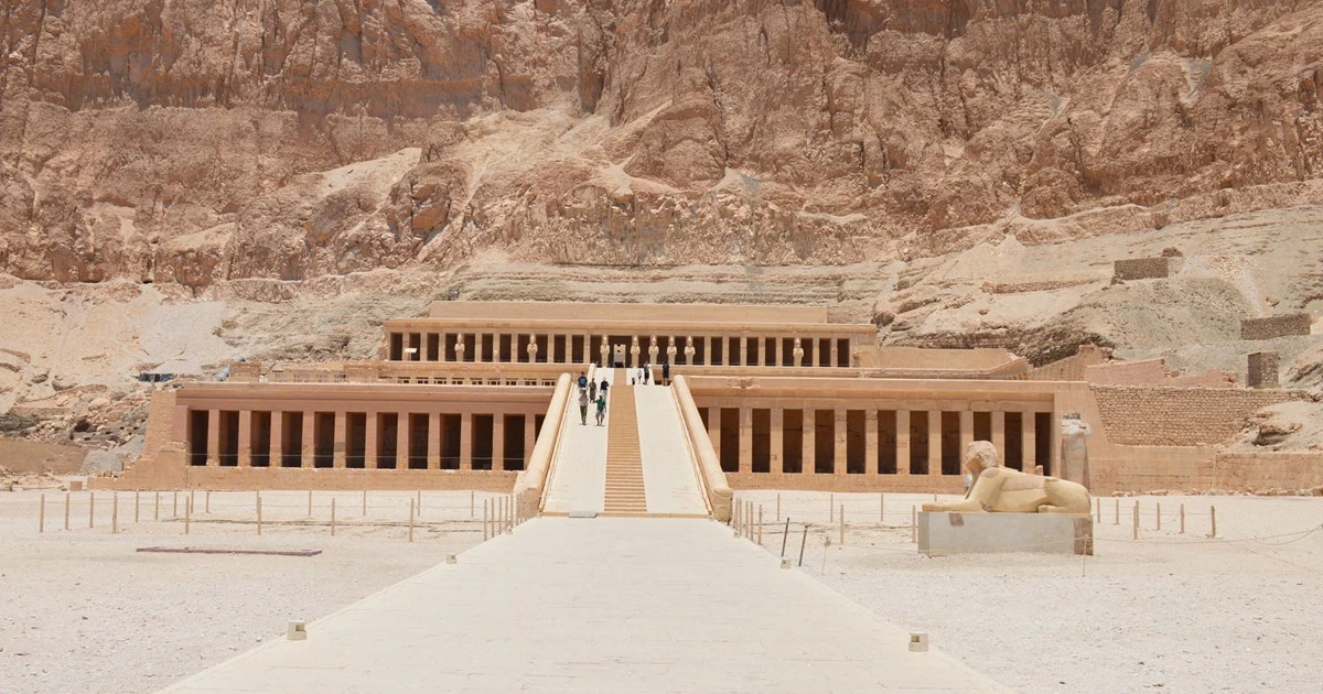 Besucher steigen die große Treppe zum Hatschepsut-Tempel in Deir el-Bahari hinauf