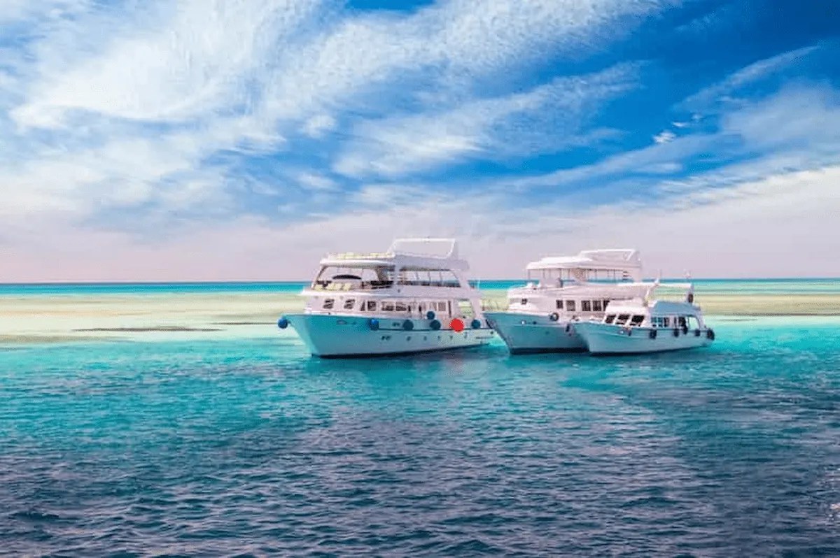 barcos turísticos explorando la costa de Hurghada en el Mar Rojo