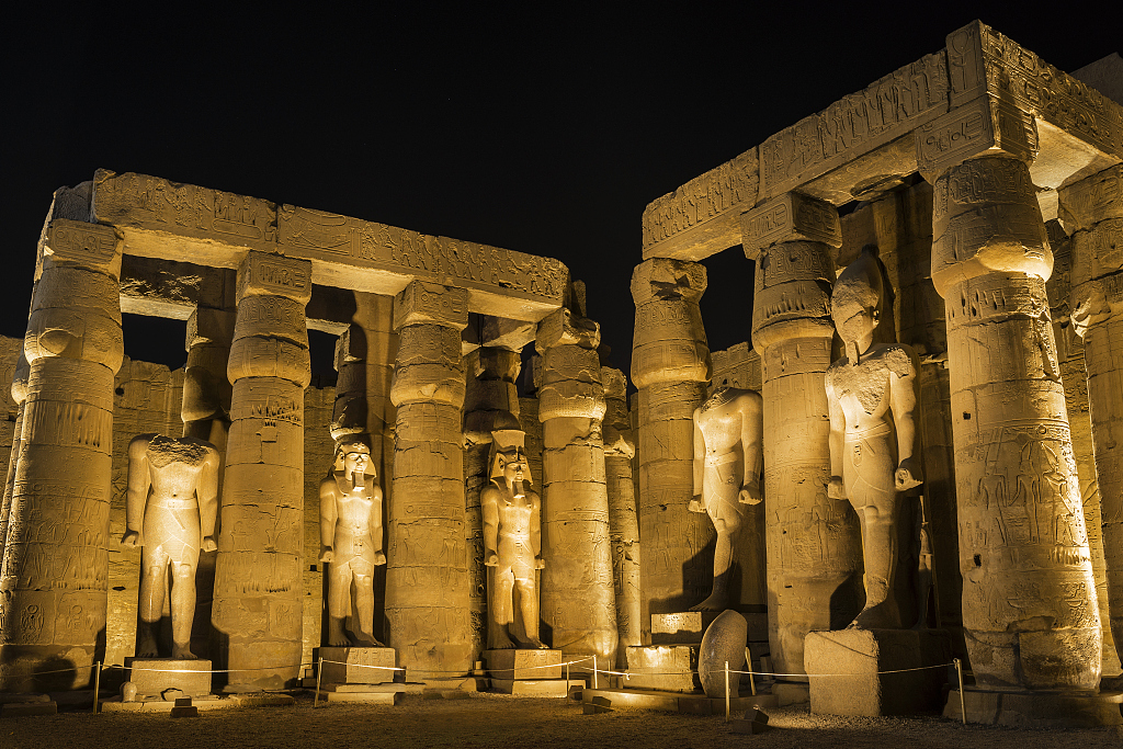 Columnas del Templo de Lúxor iluminadas al anochecer