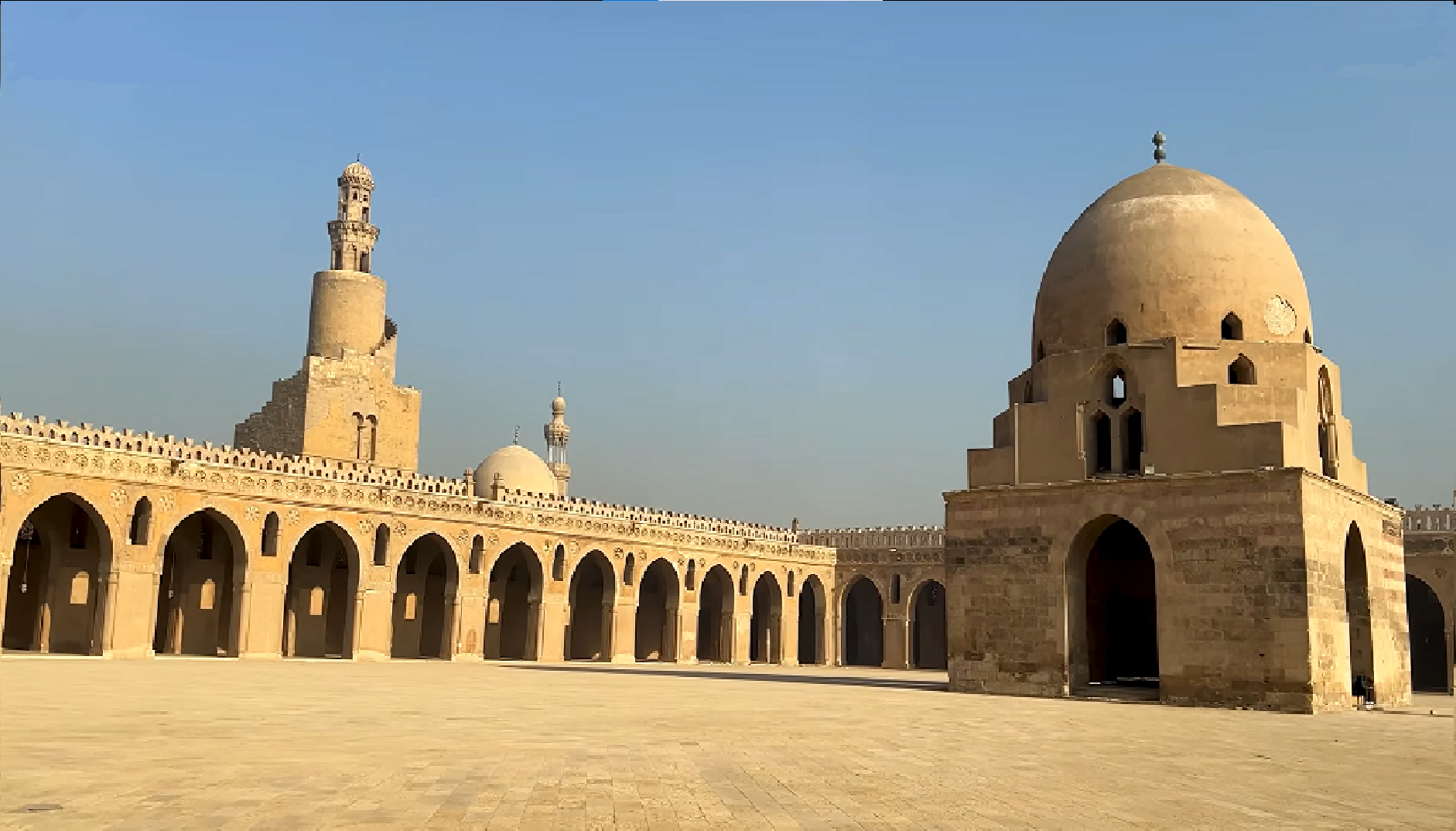 Innenhof und spiralförmiges Minarett der Ibn-Tulun-Moschee