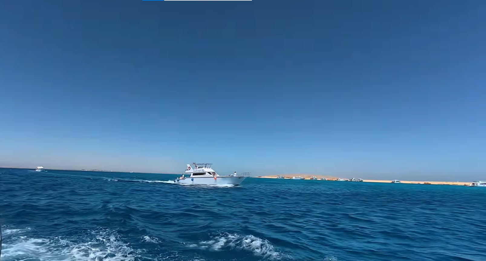 Weißer Katamaran auf dem Roten Meer bei Hurghada, im Hintergrund eine Sandinsel