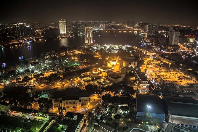 Vista del Cairo di notte con il Nilo illuminato e lo skyline della città.