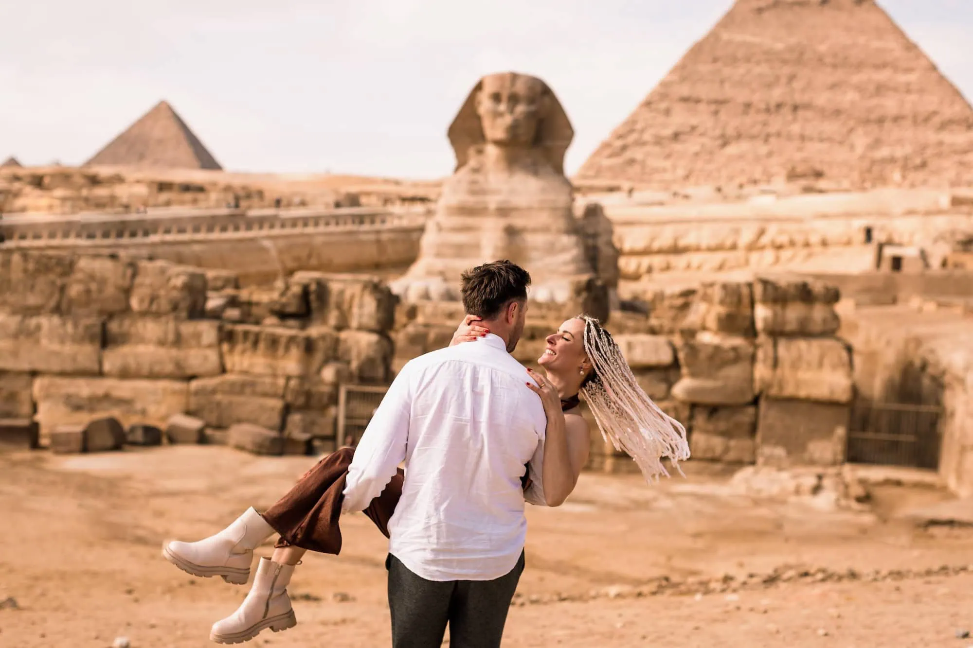 Romantic couple tour at the great pyramid of giza cairo egypt