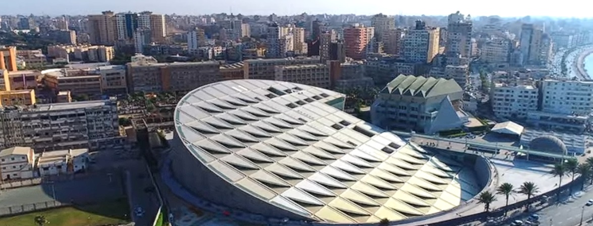 Vista aerea della Bibliotheca Alexandrina, tetto curvo sul mare ad Alessandria, Egitto