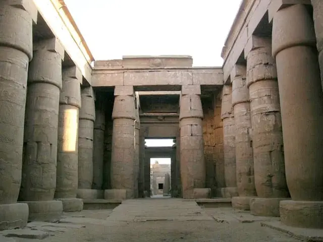 Innenhof mit mächtigen Säulen im Chons-Tempel in Luxor