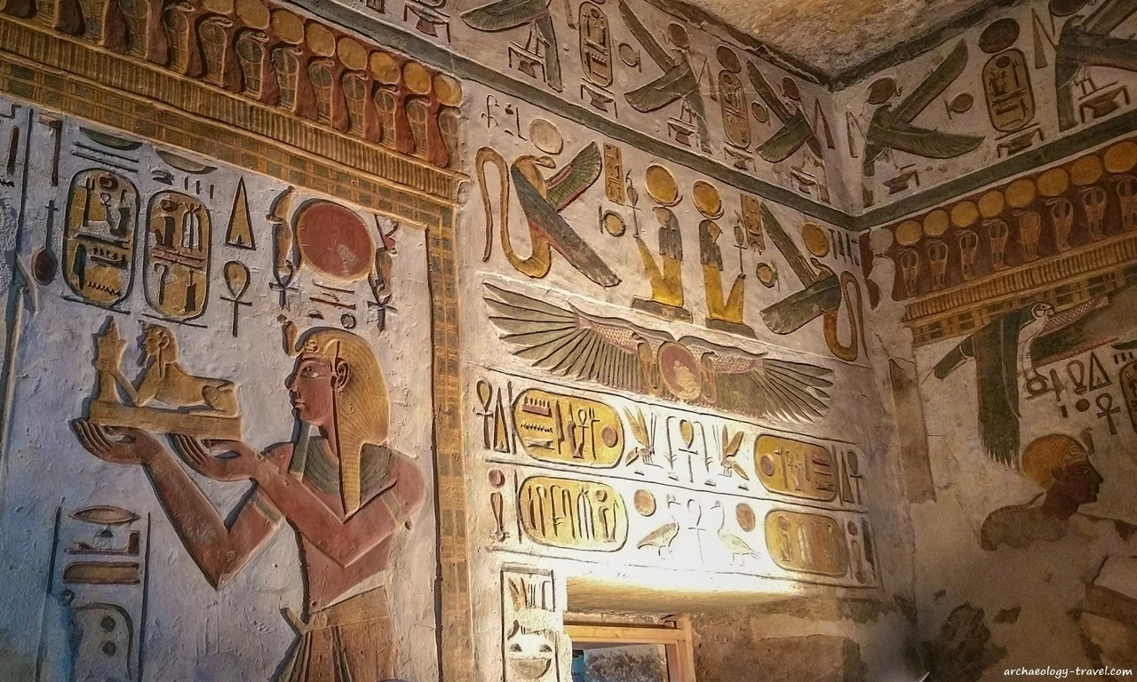 Bunte Reliefs und Hieroglyphen im Chons-Tempel in Luxor