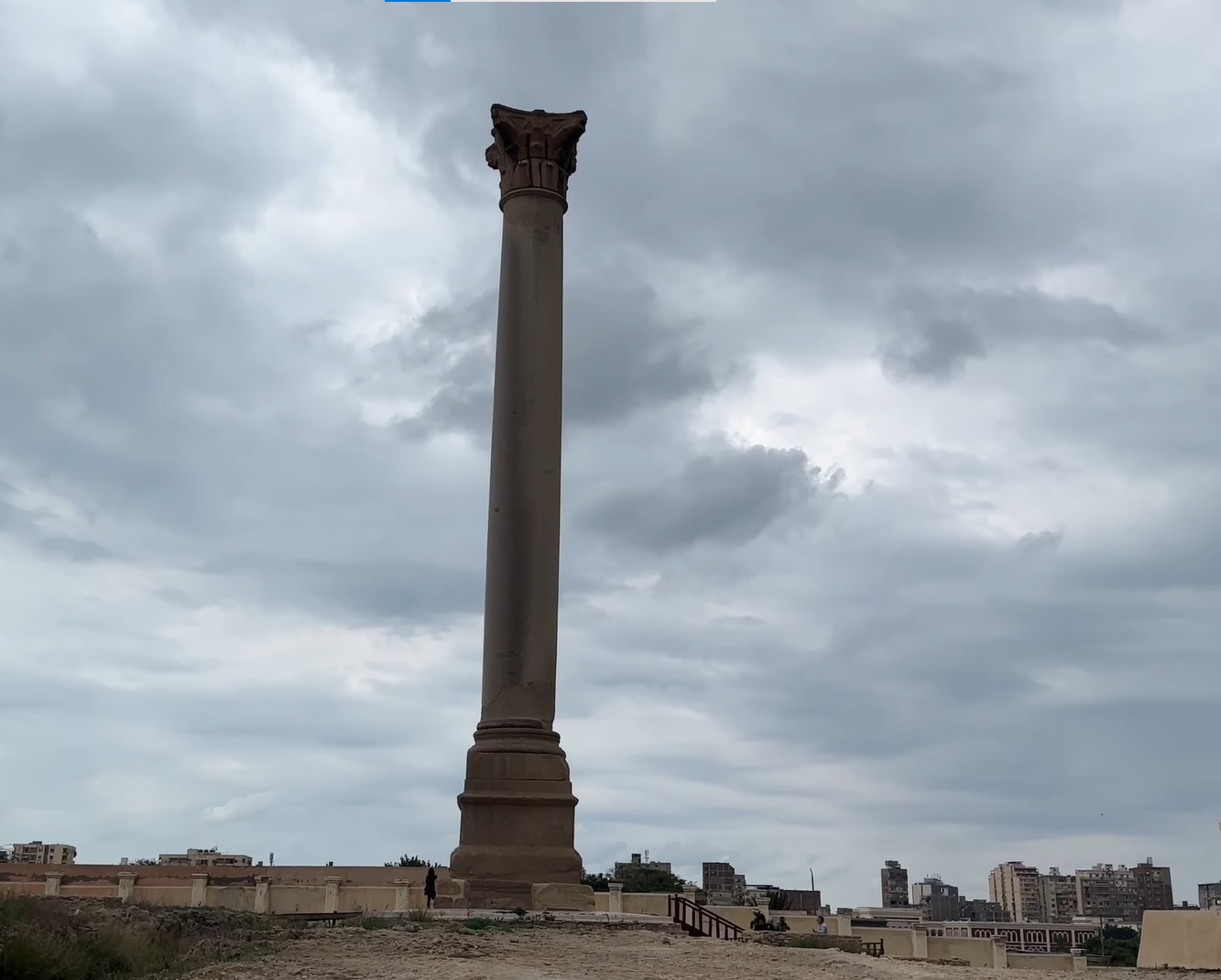 Die Pompeiussäule, eine römische Säule aus rotem Granit mit korinthischem Kapitell in Alexandria