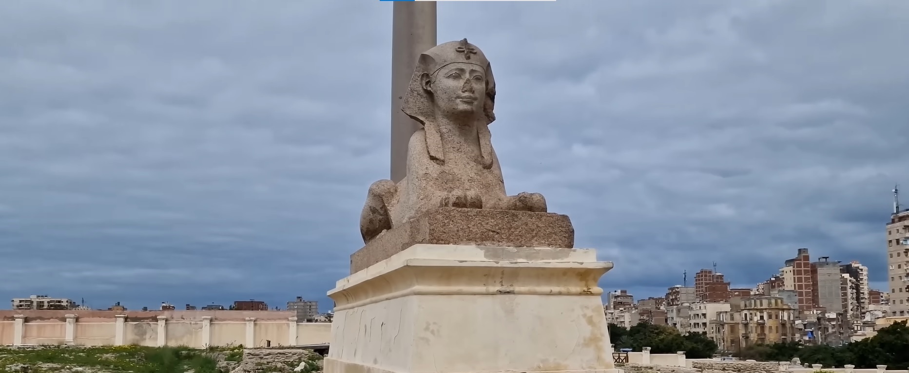 Granit-Sphinx und Pompeiussäule mit Blick auf die Stadt Alexandria