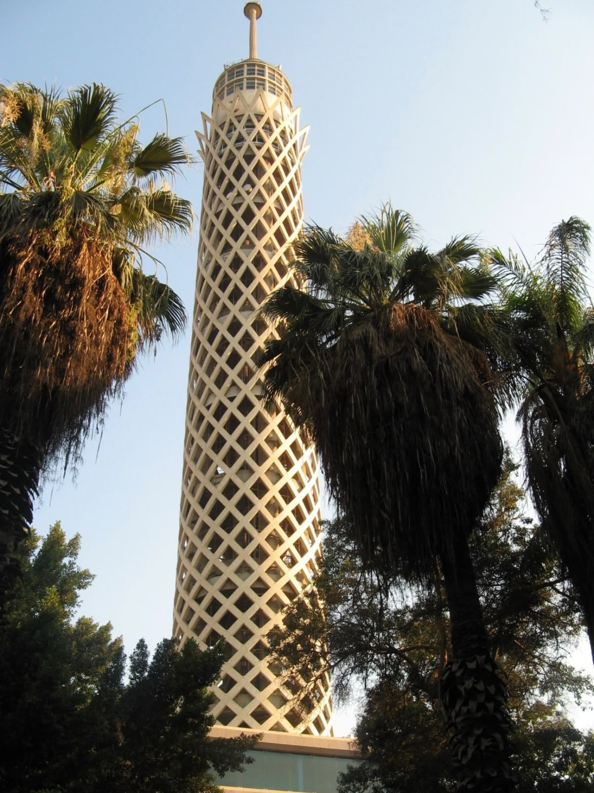 Cairo Tower über den Palmen von Zamalek, Kairo, Ägypten