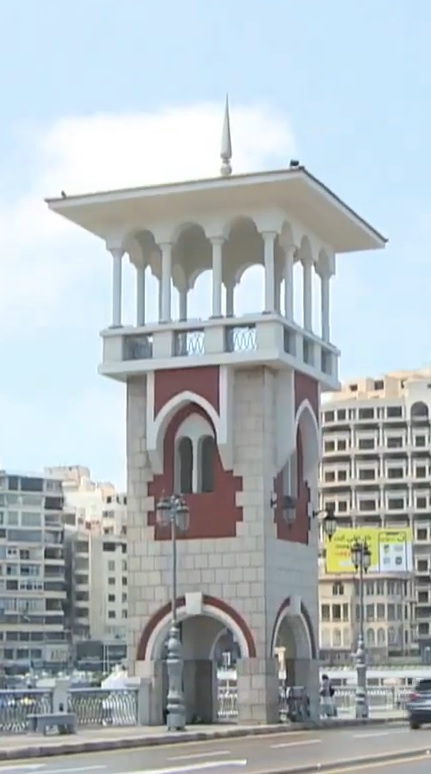 Nahaufnahme eines neo-islamischen Turms der Stanley-Brücke vor blauem Himmel in Alexandria