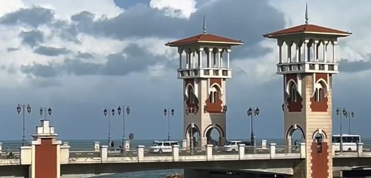 Il Ponte Stanley che attraversa la Baia Stanley sotto un cielo nuvoloso ad Alessandria