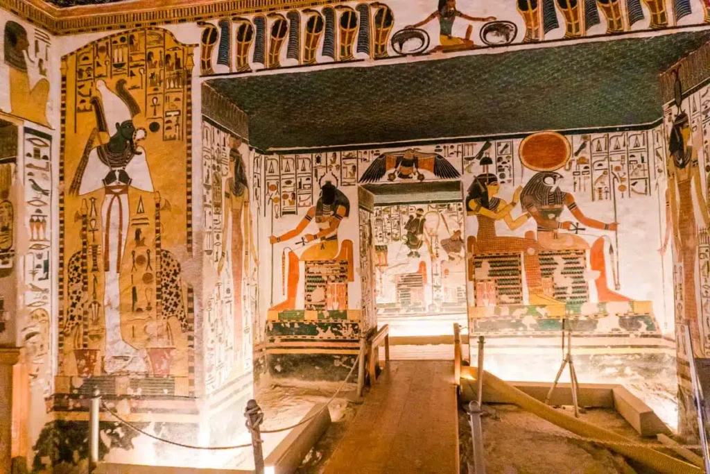 Reich verzierte Grabkammer im KV9-Grab in Luxor, Ägypten