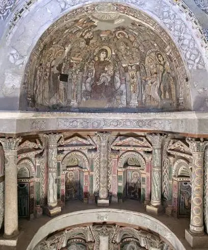 Antichi affreschi all'interno del Monastero Rosso di Sohag, Egitto