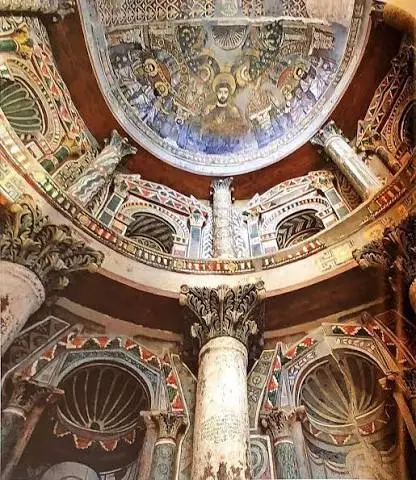 Nicchie dipinte e colonne nel Monastero Rosso di Sohag, Egitto