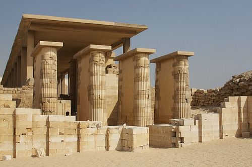 Steinsäulen am Eingang des Stufenpyramidenkomplexes von Sakkara