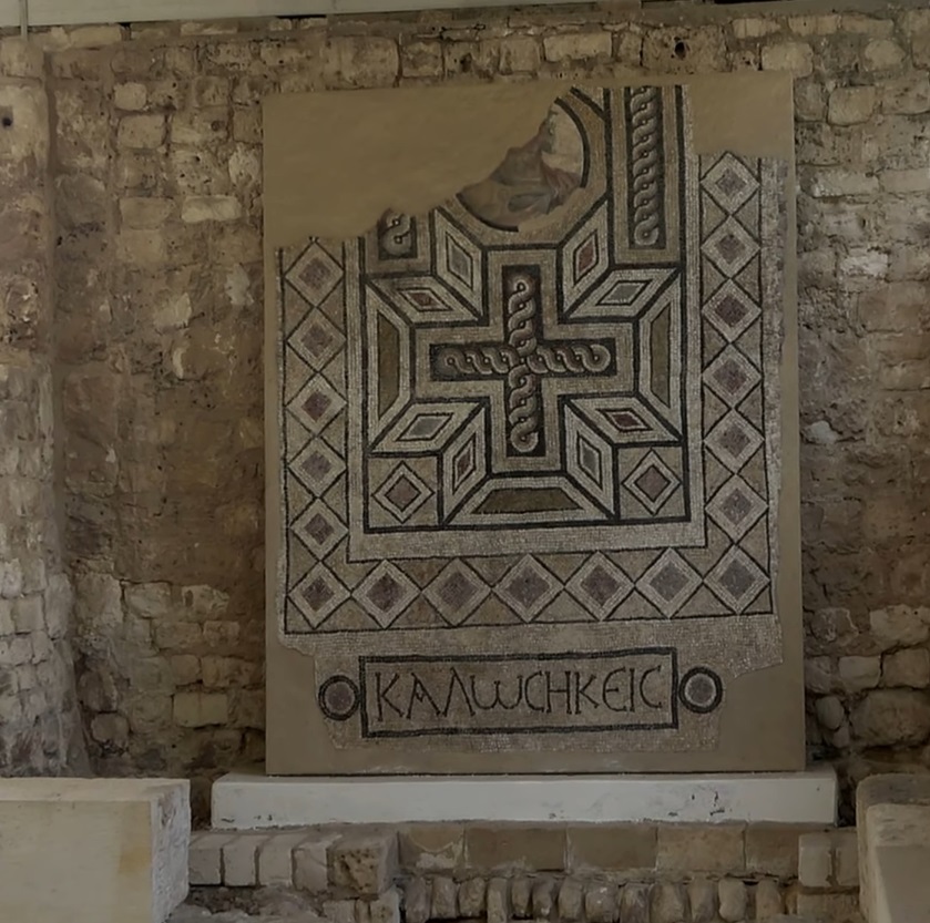 Eine Mosaiktafel mit geometrischen Mustern im kleinen Museum vor Ort in Kom el-Dikka