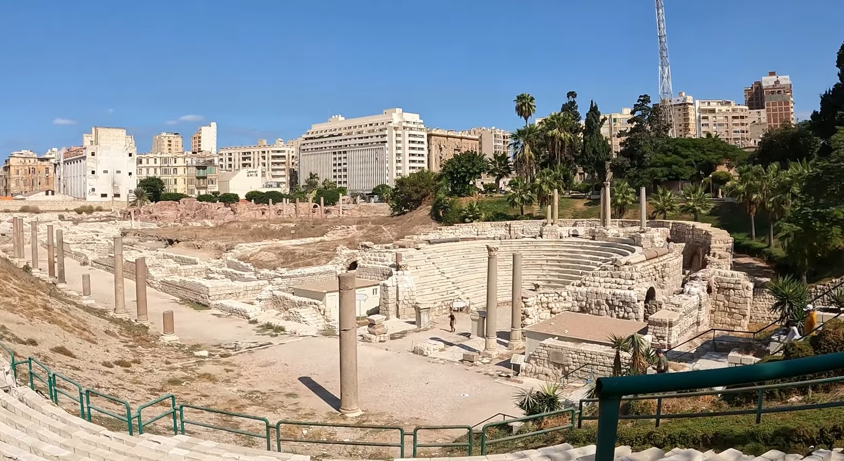 Rovine del teatro romano di Kom el-Dikka con lo skyline moderno di Alessandria sullo sfondo