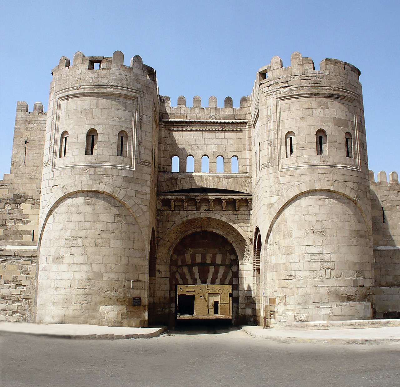 Historisches Bab-al-Futuh-Tor mit zwei Türmen im islamischen Kairo, Ägypten
